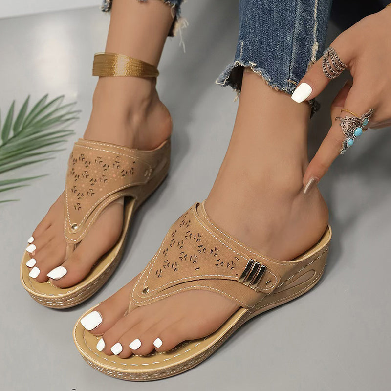 Nya sommarsandaler med rund tå och tjock botten