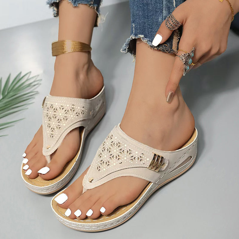 Nya sommarsandaler med rund tå och tjock botten